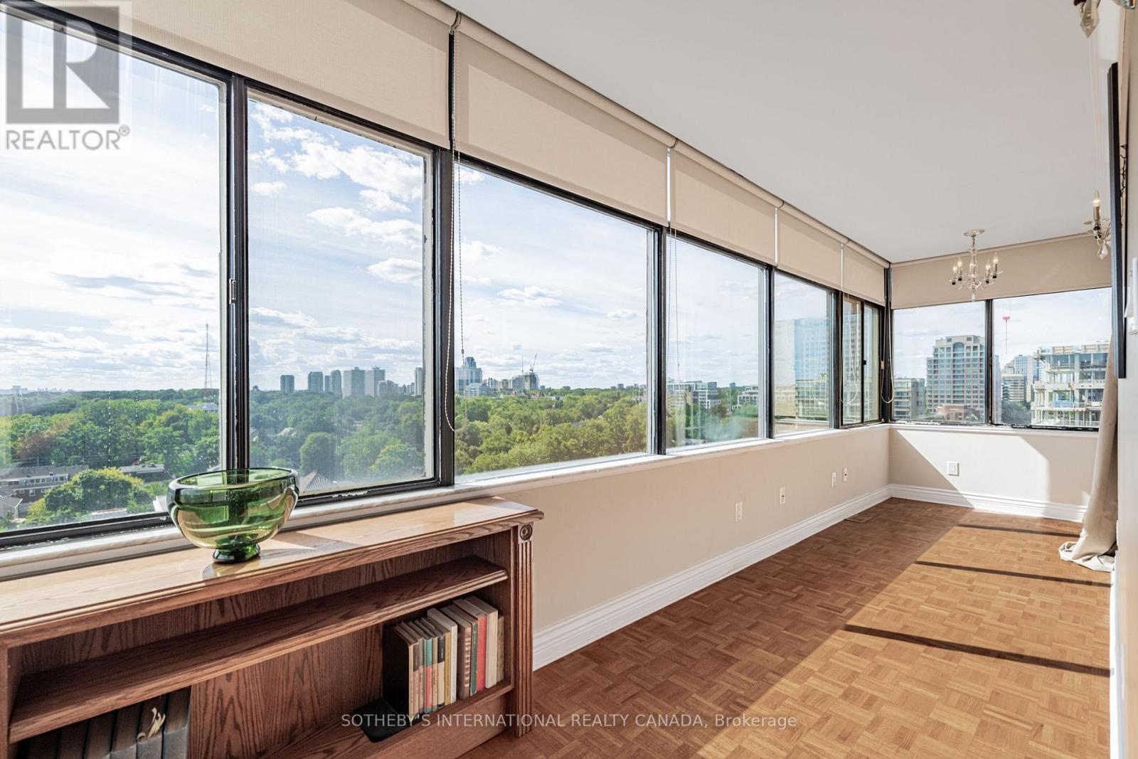 #13 423 AVENUE ROAD - 18