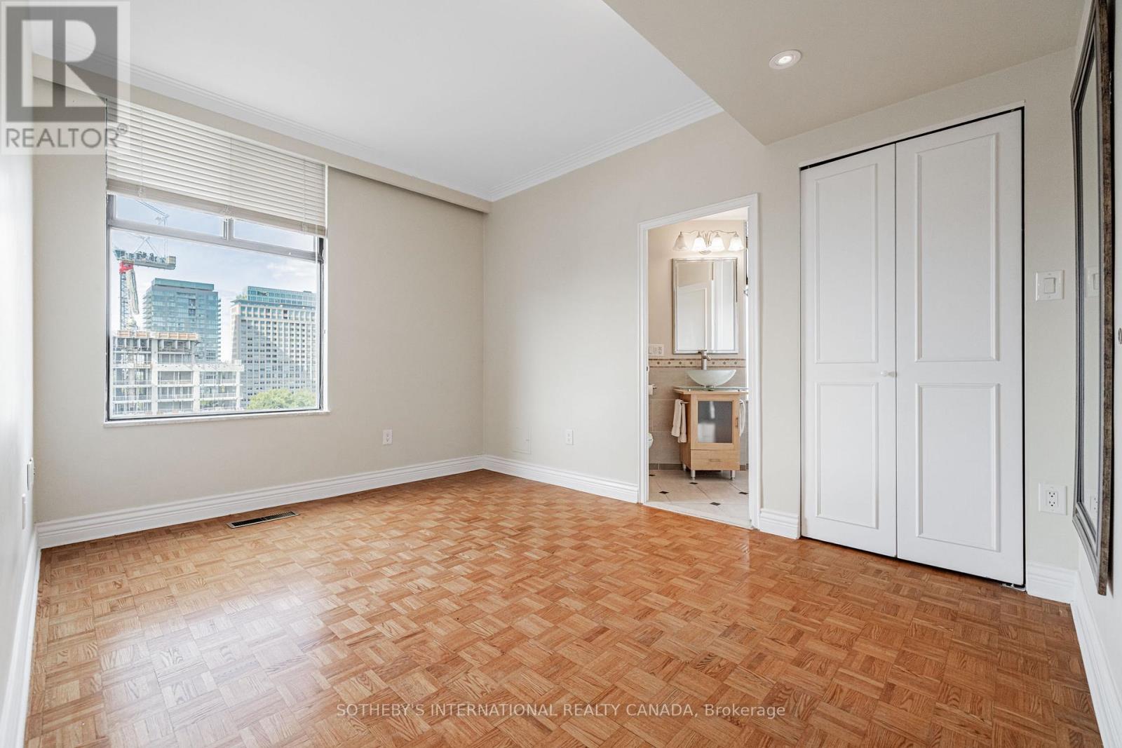 #13 423 AVENUE ROAD - 25
