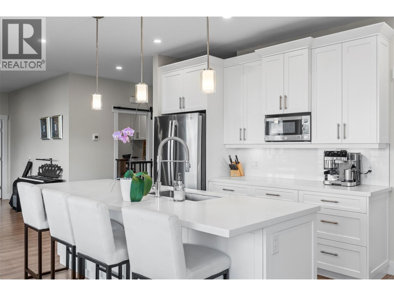 1021 17 AVENUE SE - 12