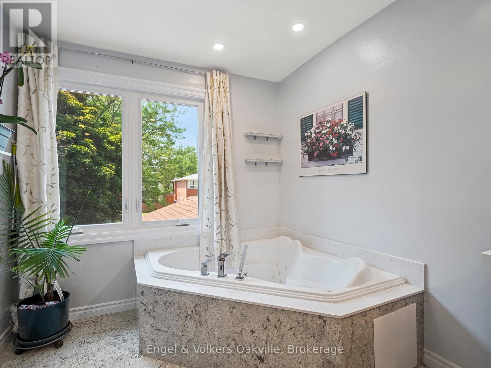 2215 SPRINGFIELD COURT, Mississauga (Sheridan), Ontario