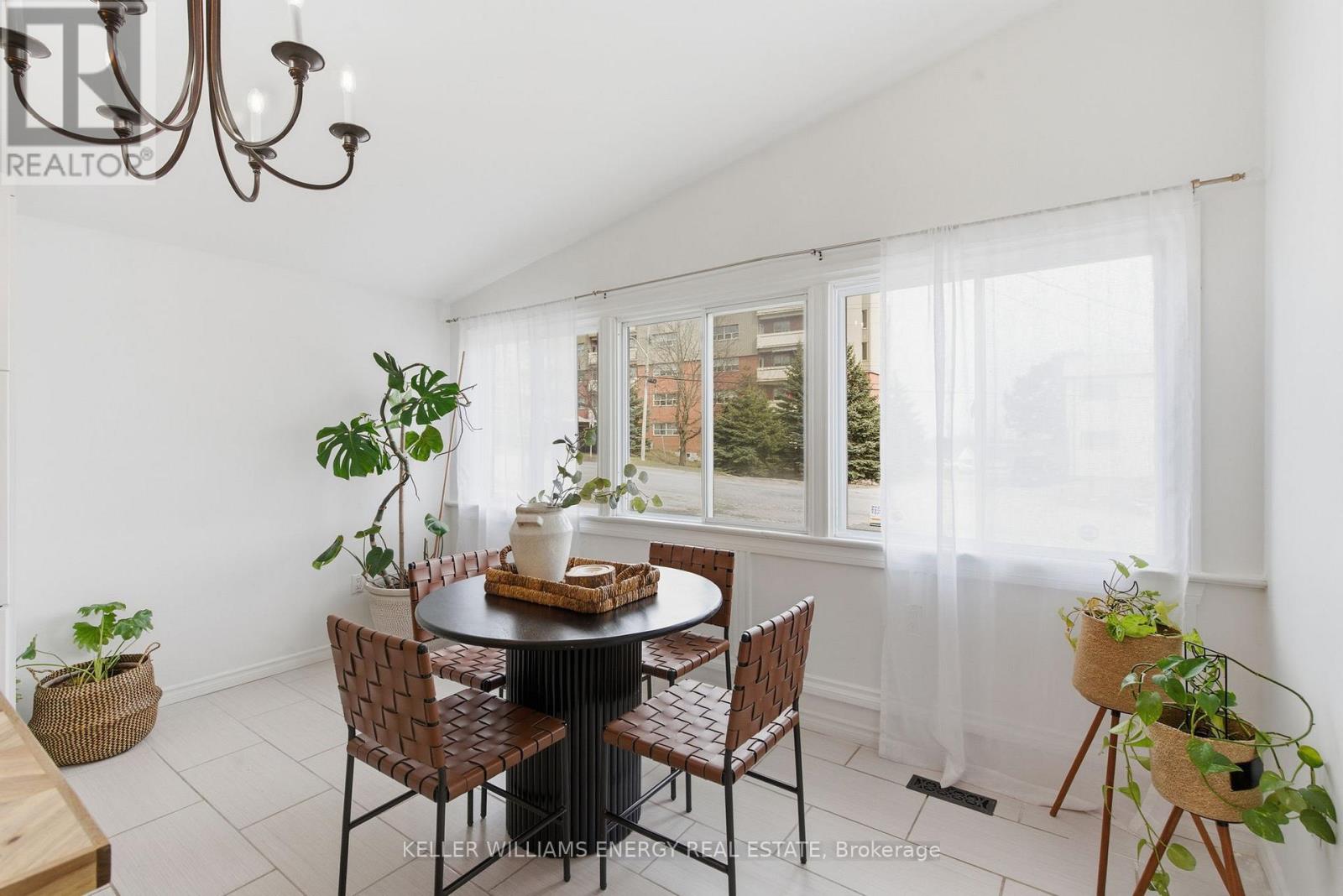 26 WELLINGTON STREET - 13