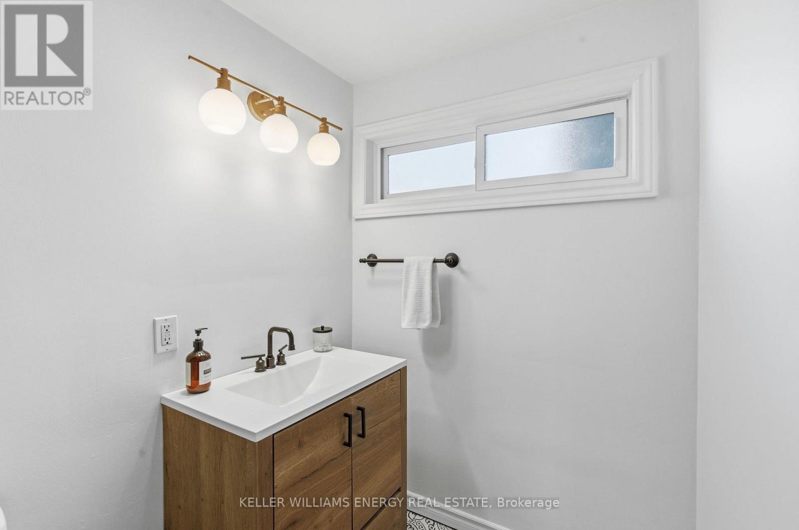 26 WELLINGTON STREET - 32