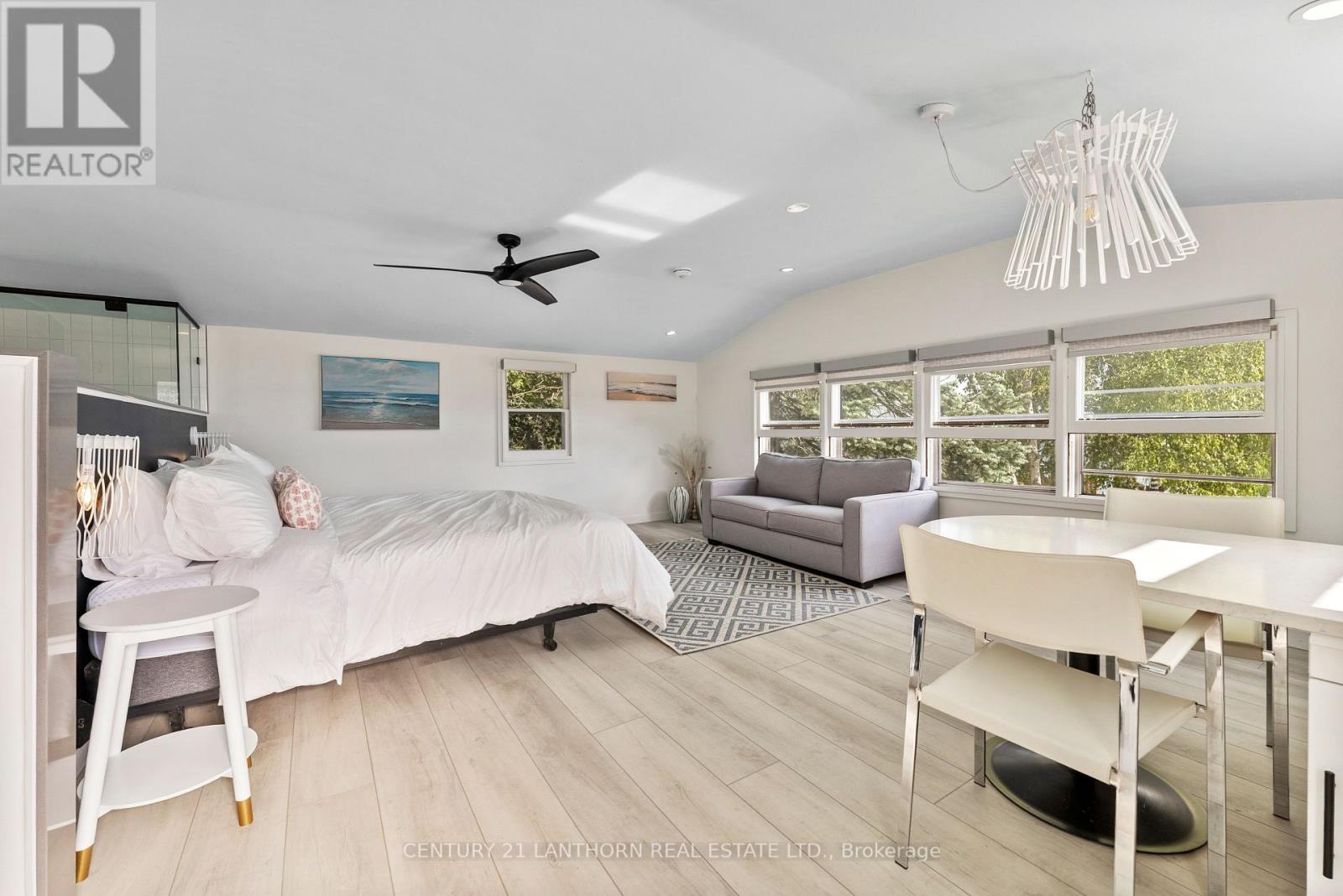 Bachelor Suite
