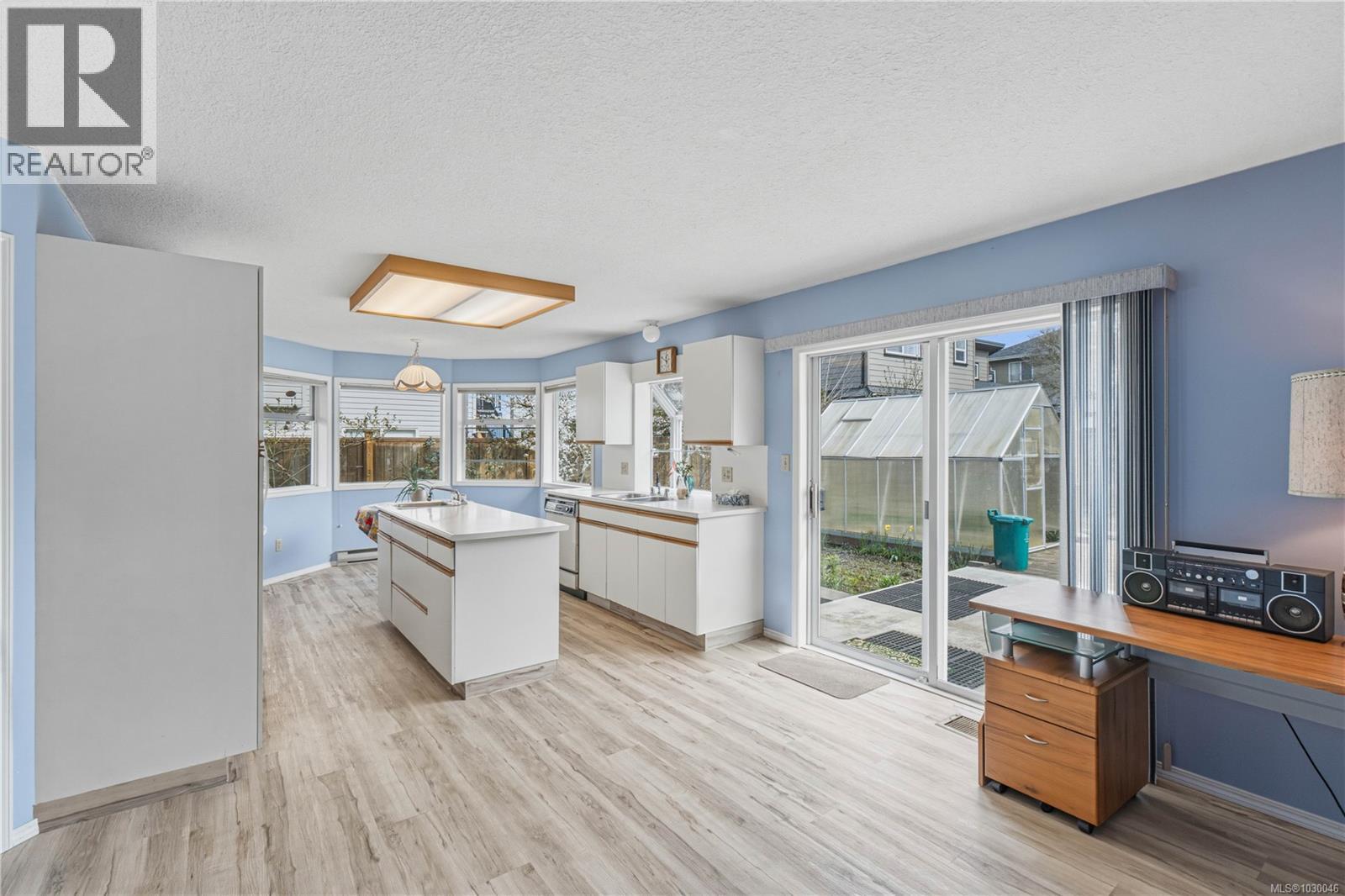 5351 FILLINGER CRES - 9