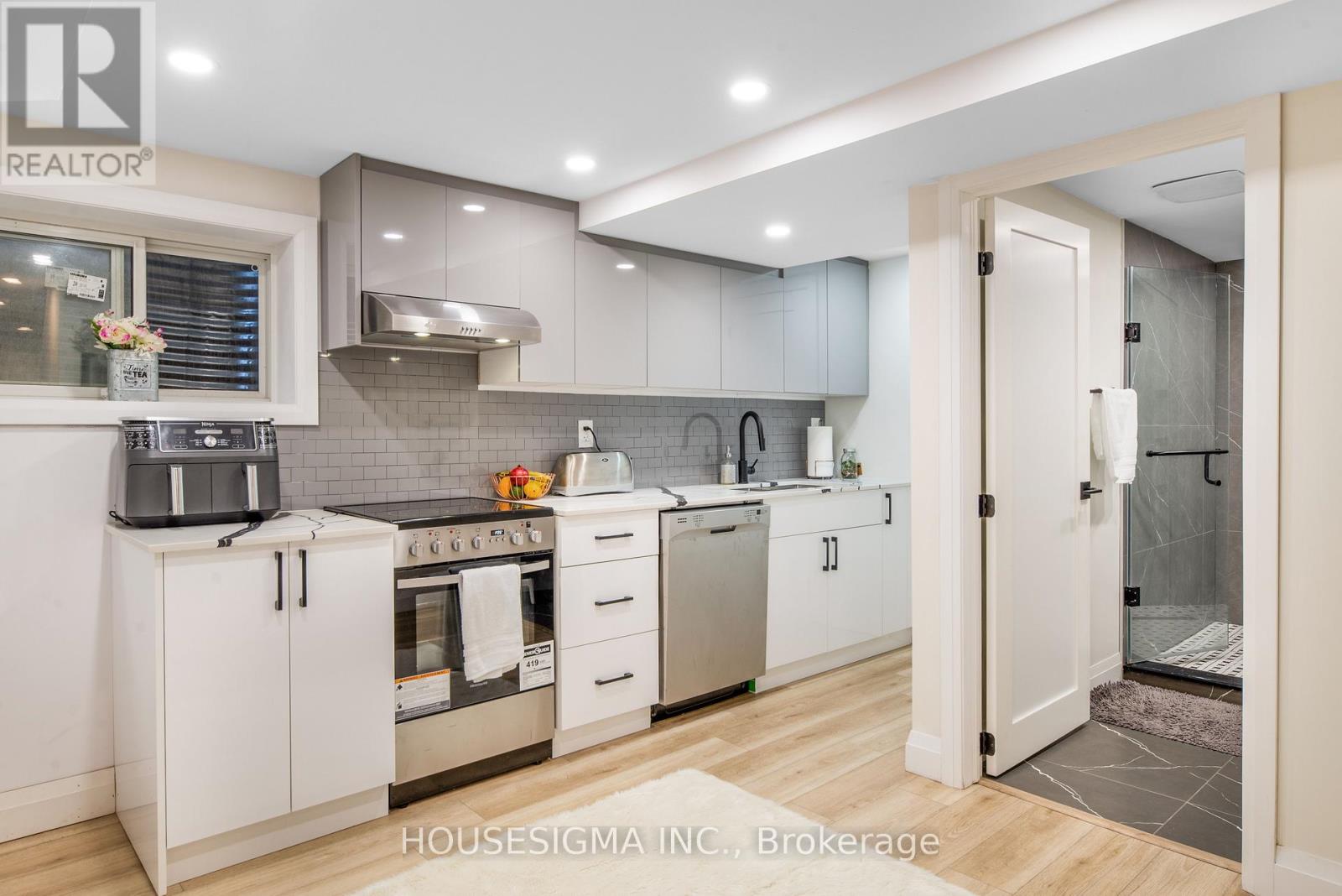 50 ROYAL ORCHARD BOULEVARD - 30