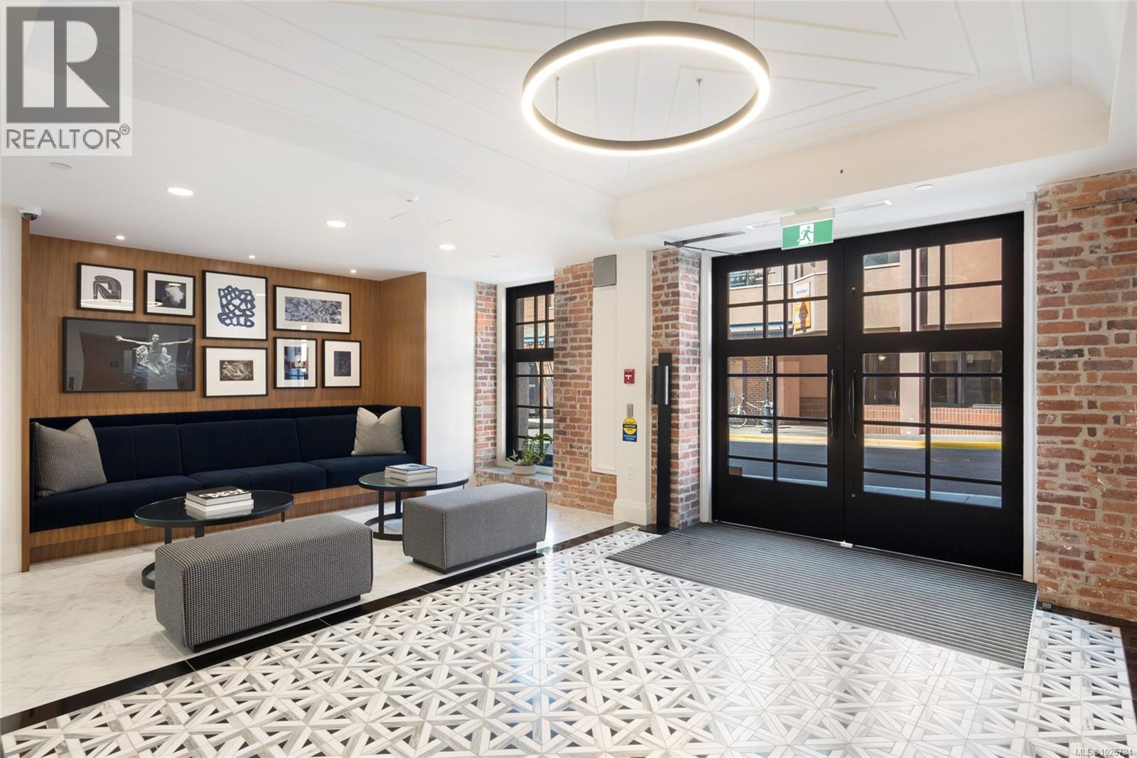 #203 888 GOVERNMENT ST - Image 2