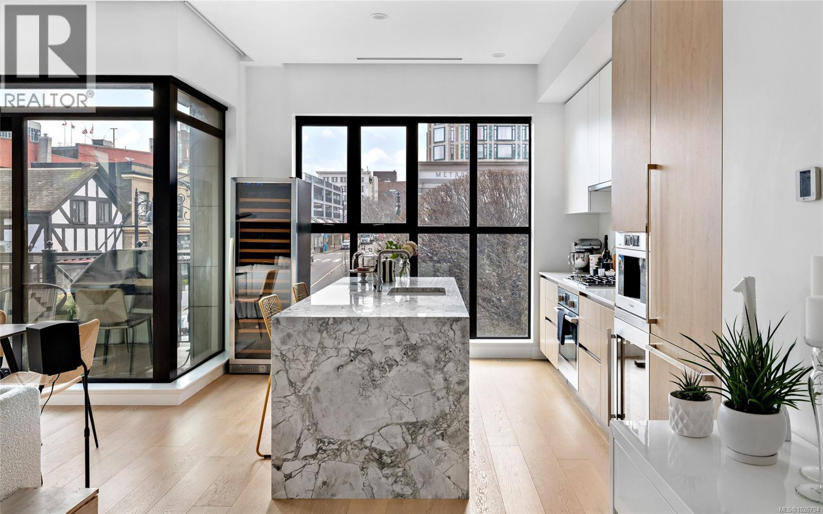 #203 888 GOVERNMENT ST - 6