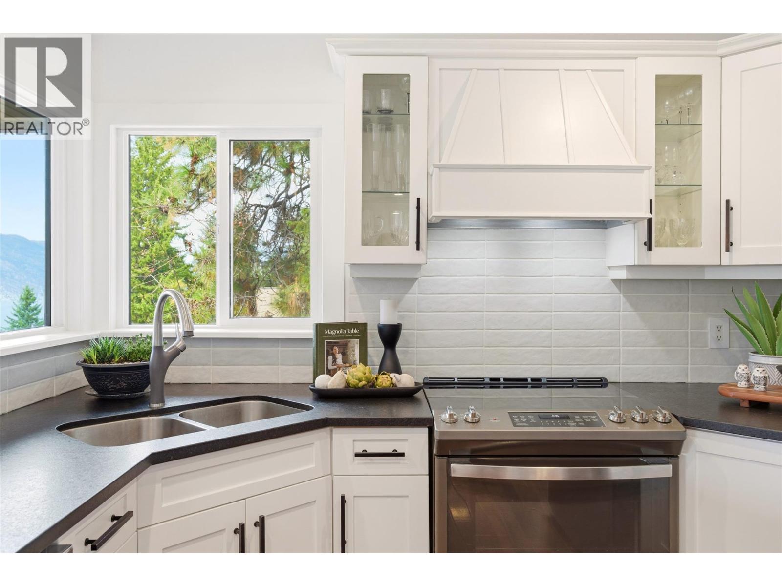  1130 Lynn Court, Kelowna