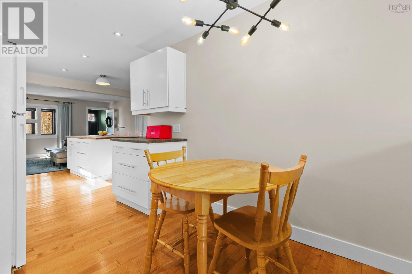 Property 28 of 31 of 6484 Roslyn Road