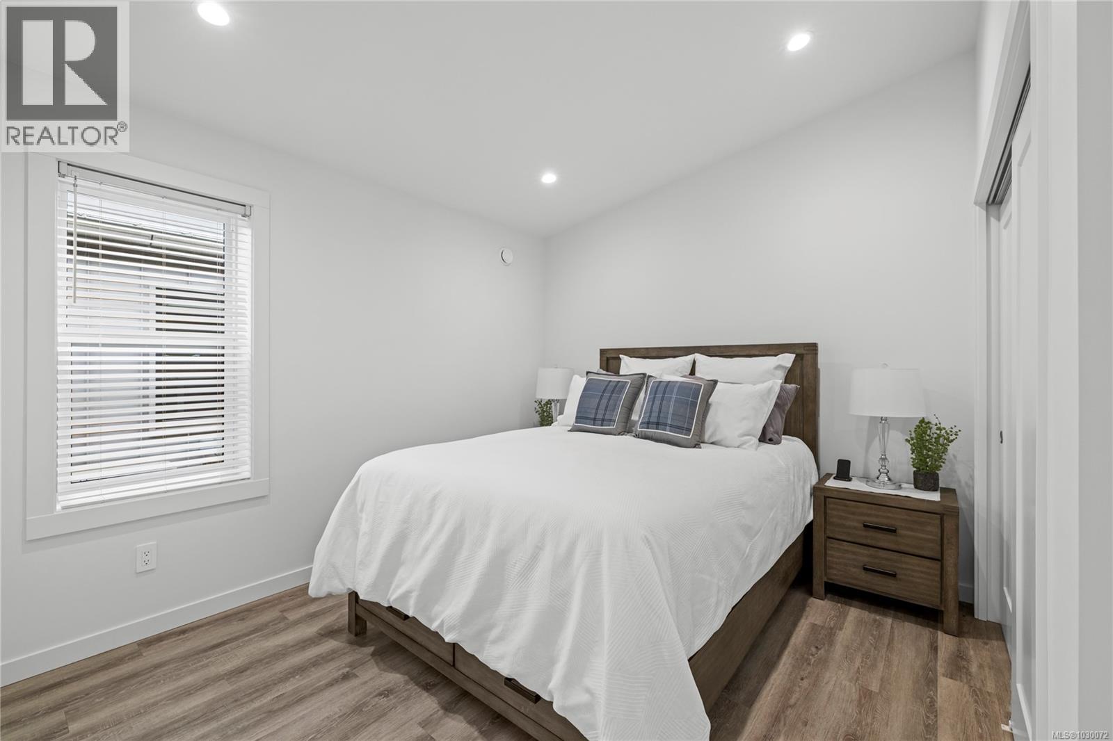 #9 3025 ROYSTON RD - 30