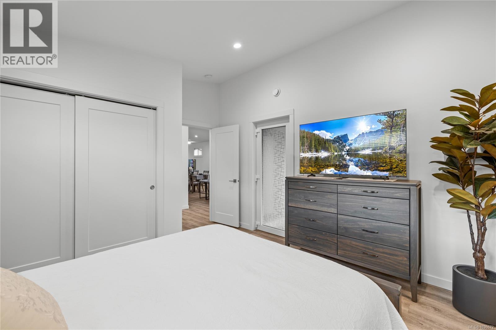#9 3025 Royston Rd - 34
