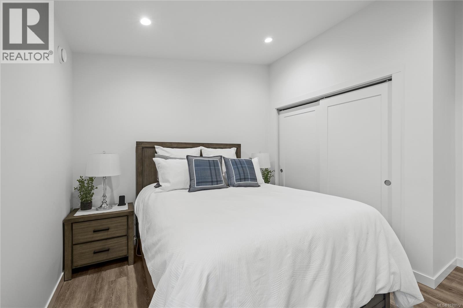 #9 3025 ROYSTON RD - 31