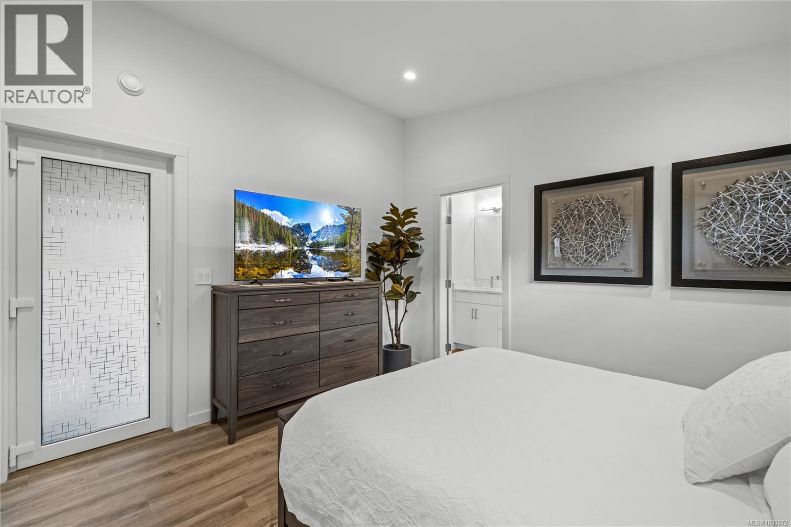 #9 3025 ROYSTON RD - 32