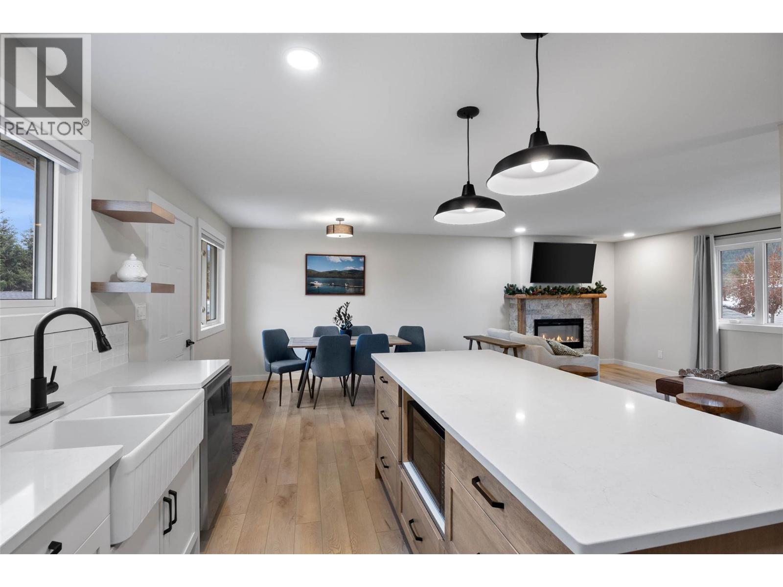 439 ORIOLE Way, Barriere