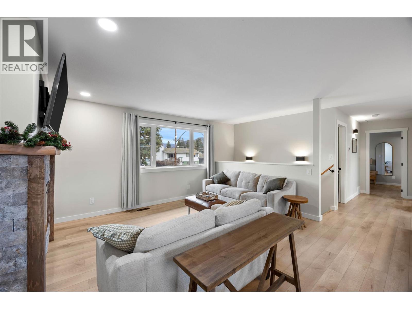 439 ORIOLE Way, Barriere