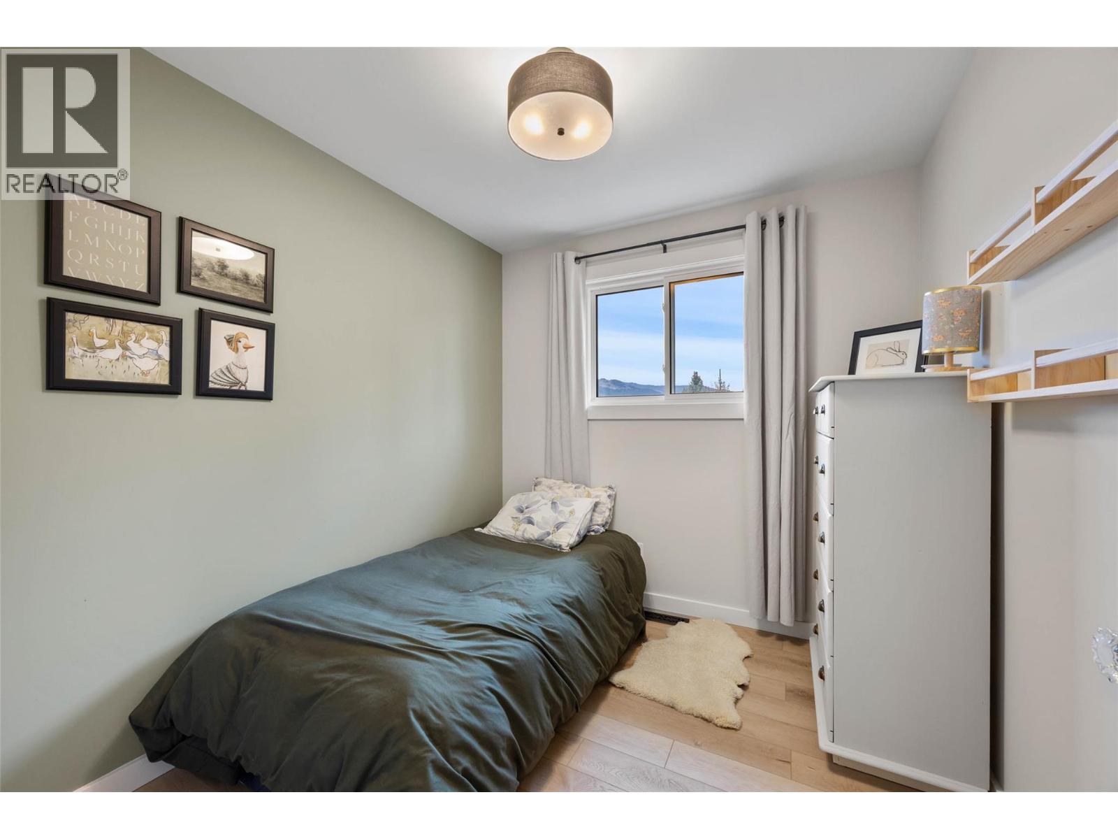 439 ORIOLE Way, Barriere