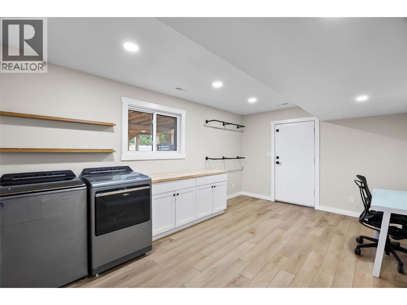 439 ORIOLE Way, Barriere