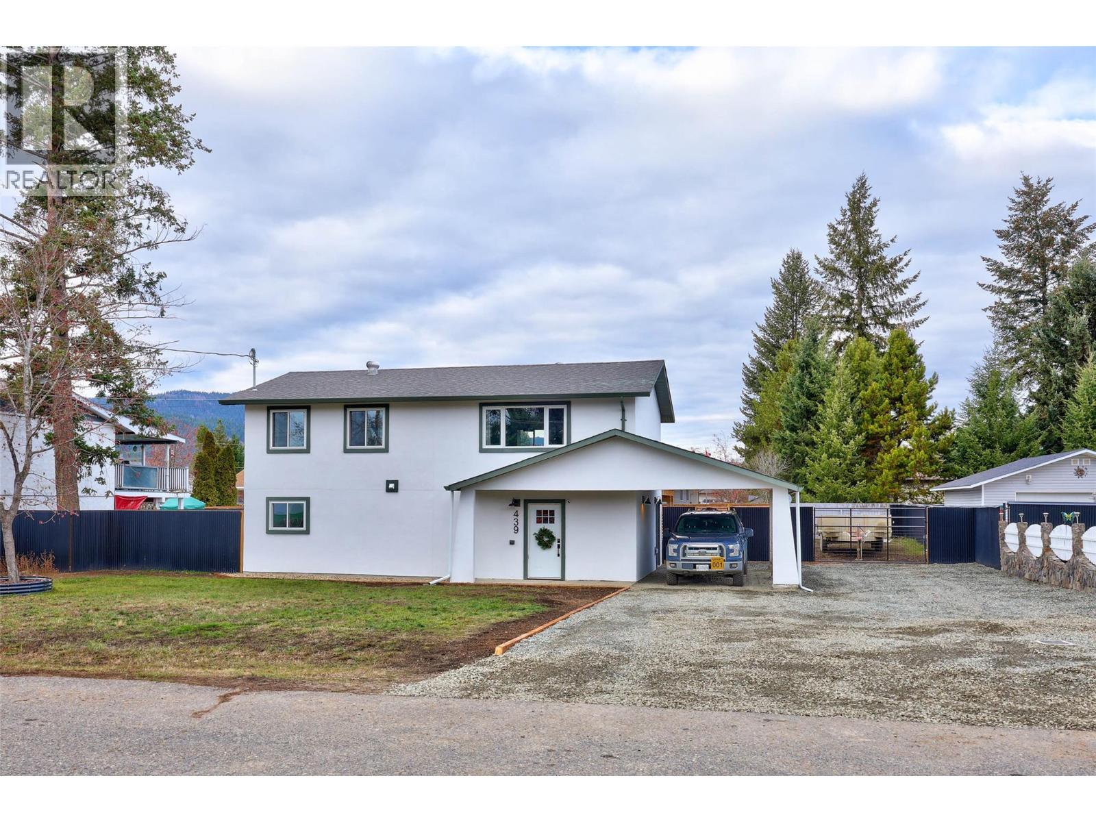 439 ORIOLE Way, Barriere