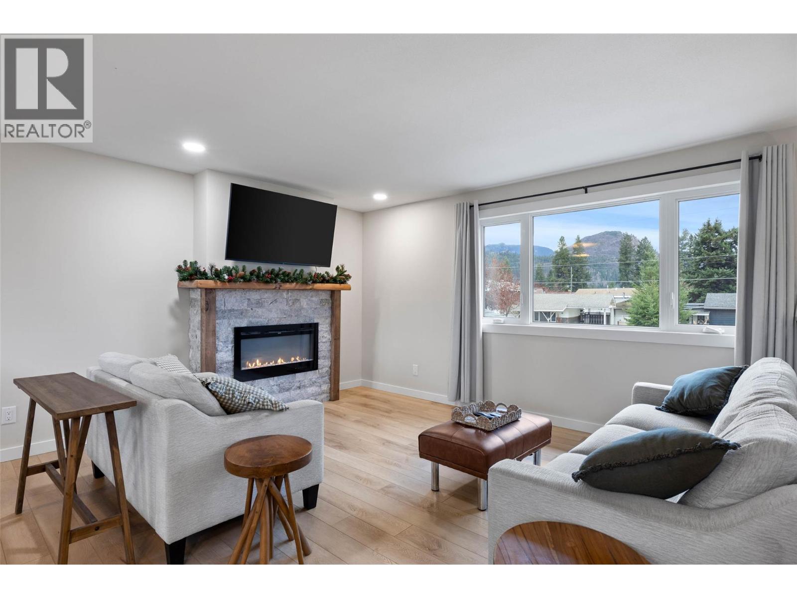 439 ORIOLE Way, Barriere