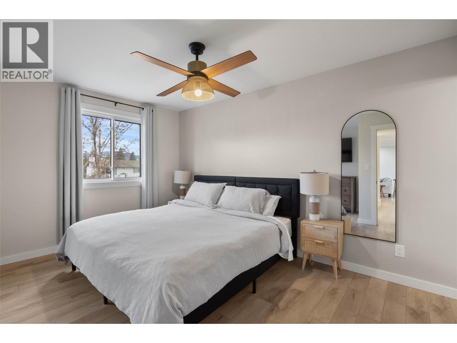 439 ORIOLE Way, Barriere