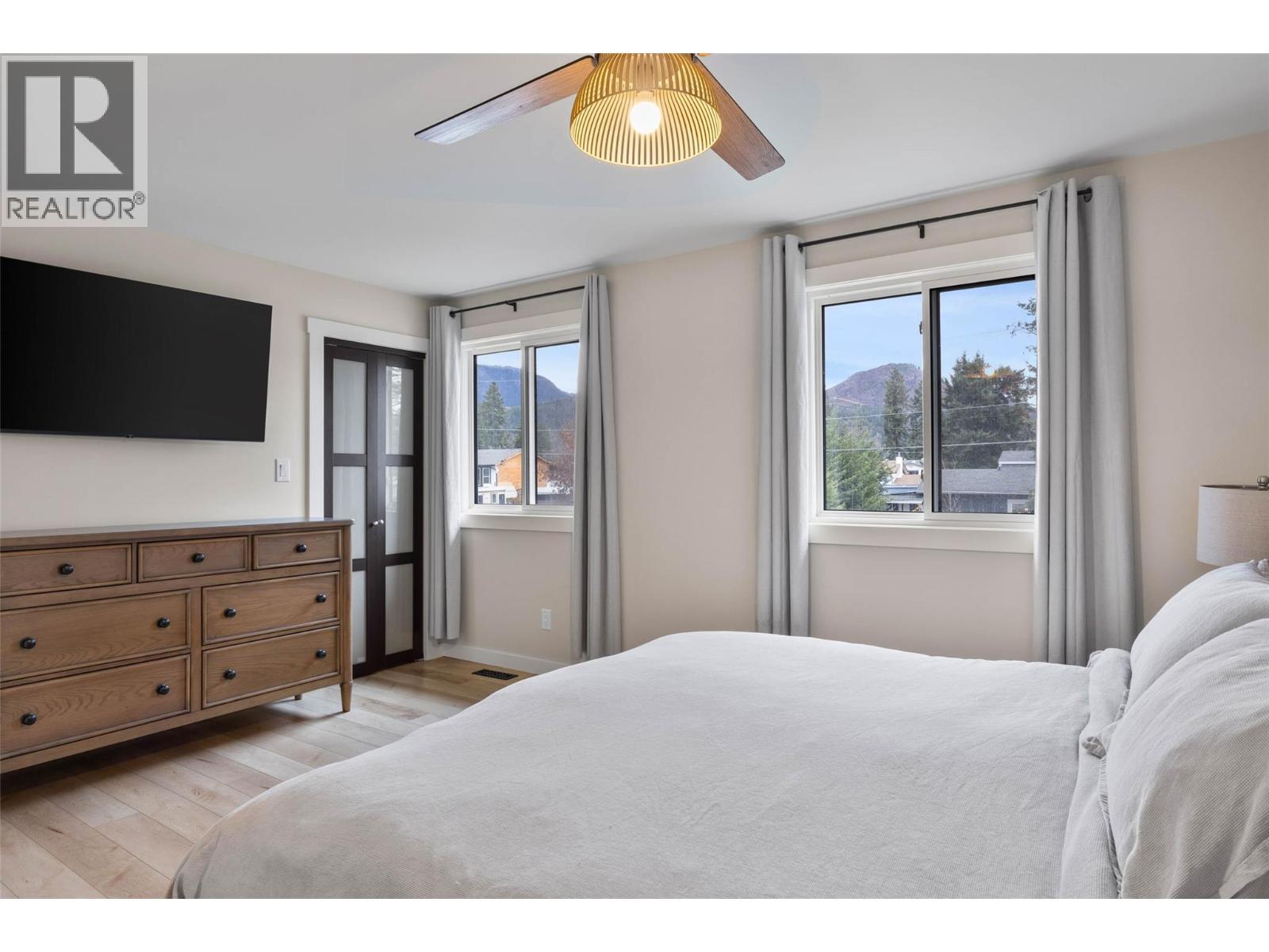 439 ORIOLE Way, Barriere