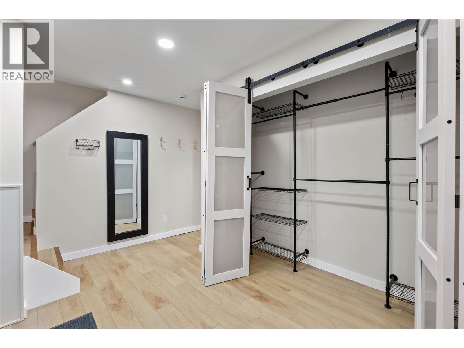 439 ORIOLE Way, Barriere