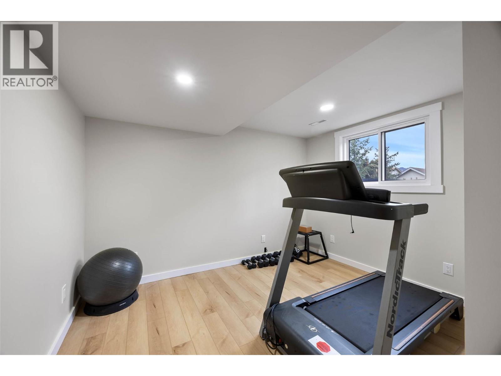 439 ORIOLE Way, Barriere