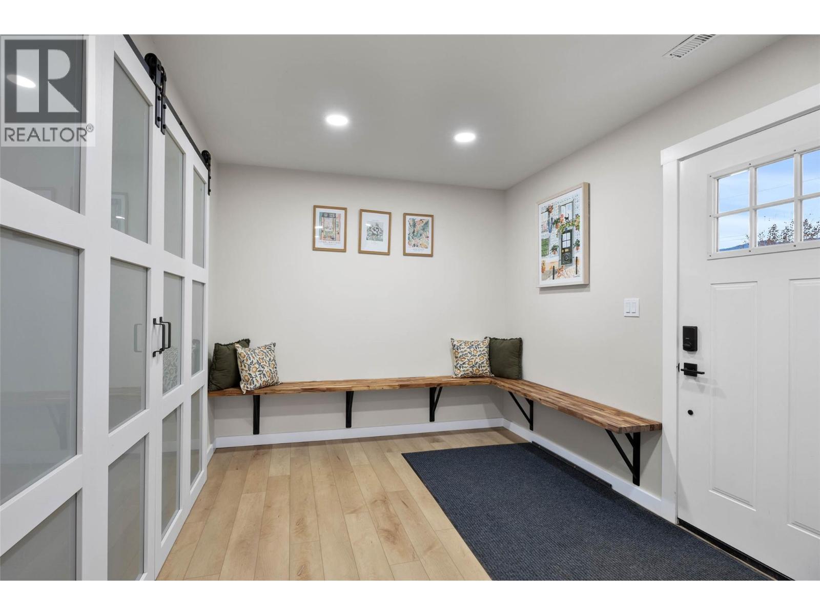 439 ORIOLE Way, Barriere