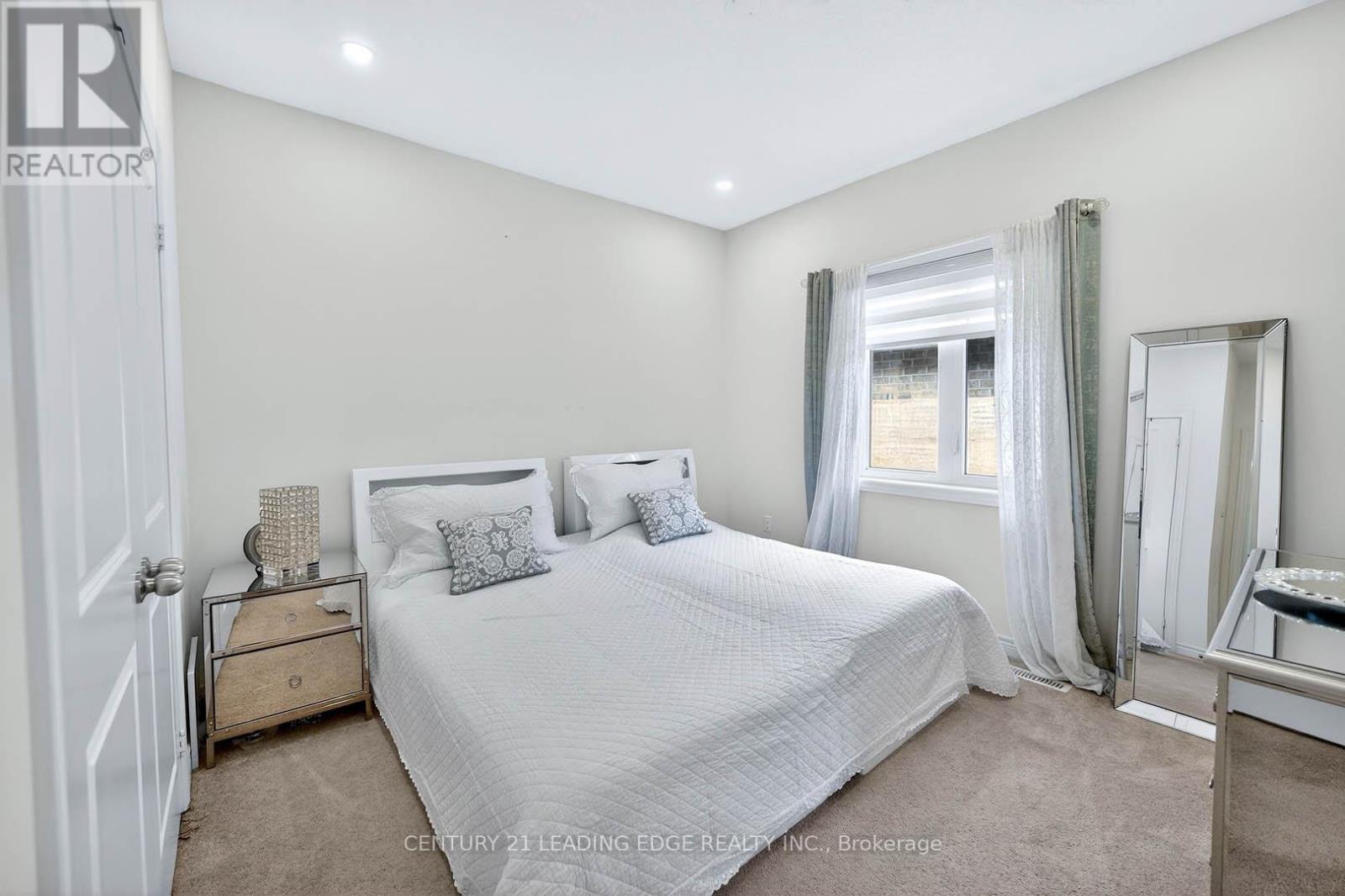 34 BUTTONLEAF CRESCENT - 32