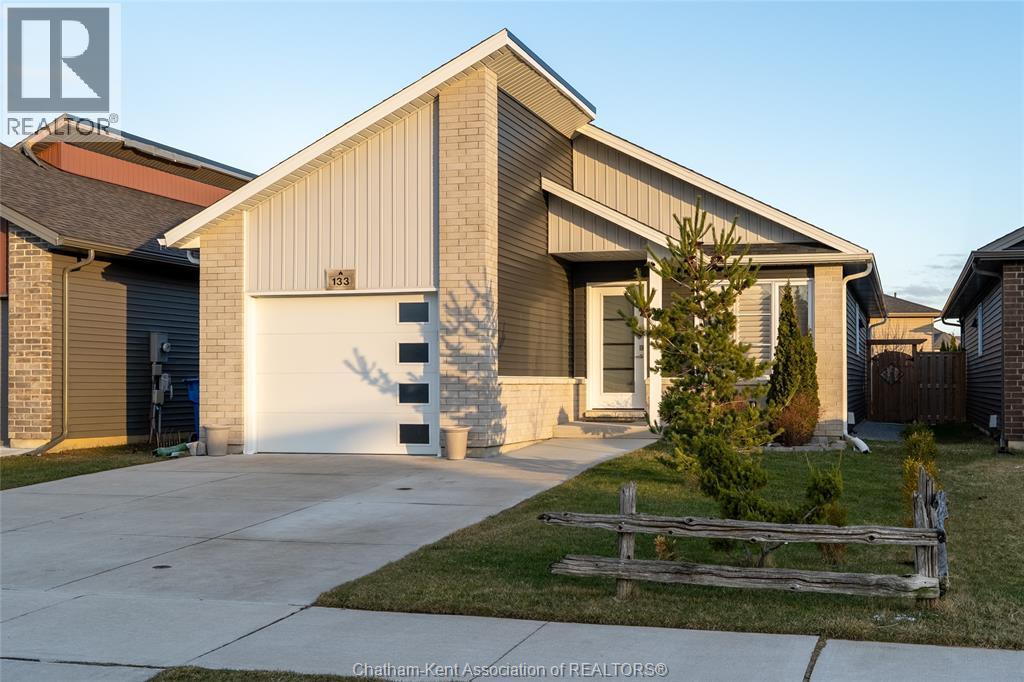 133 Moonstone CRESCENT