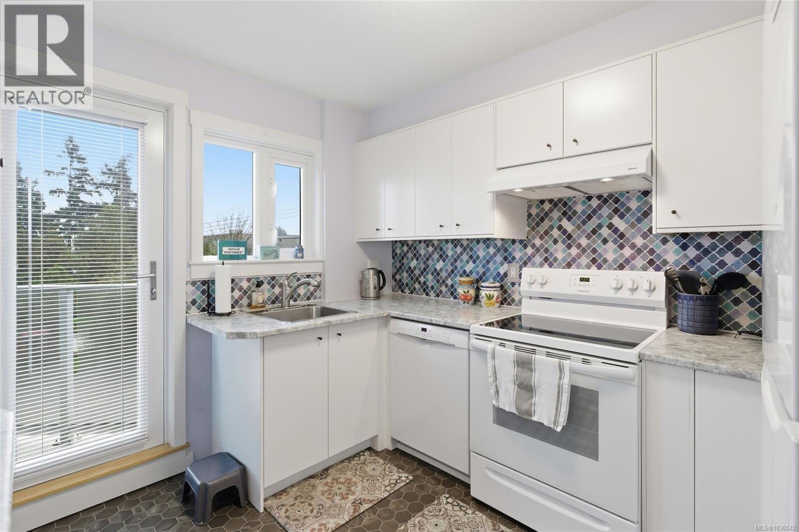 #302 220 TOWNSITE RD - 6