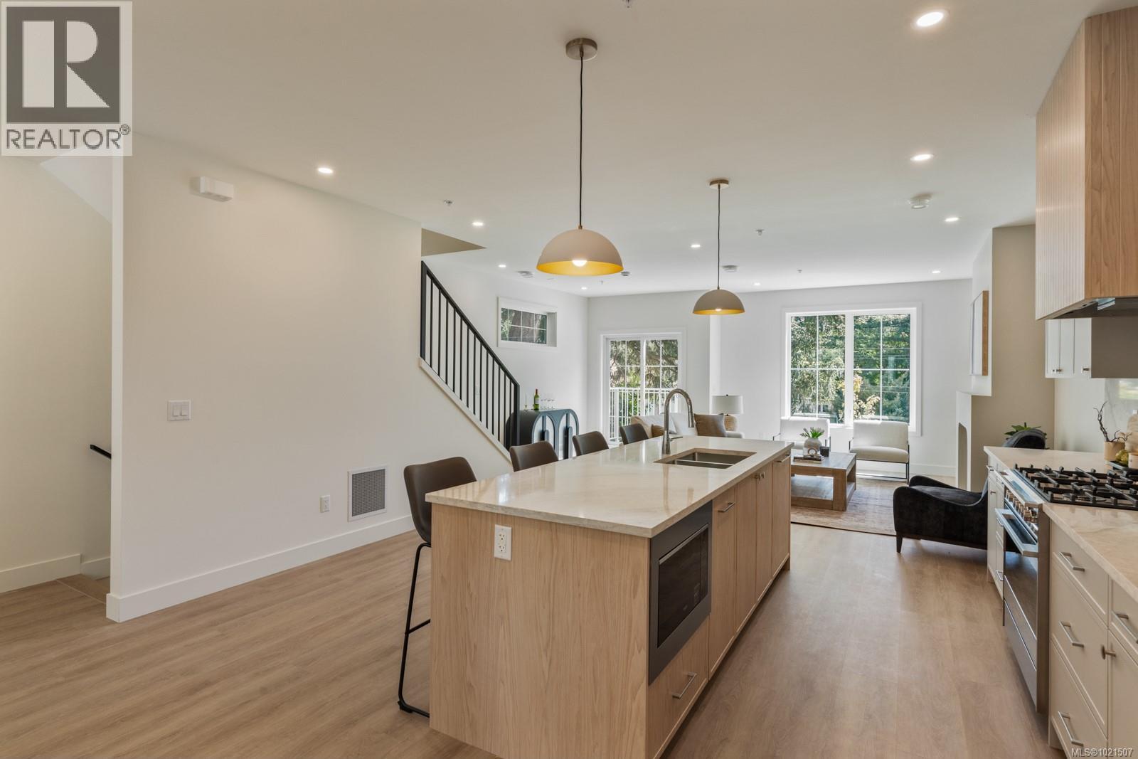 #102 2770 VANTILBURG CRES - 8