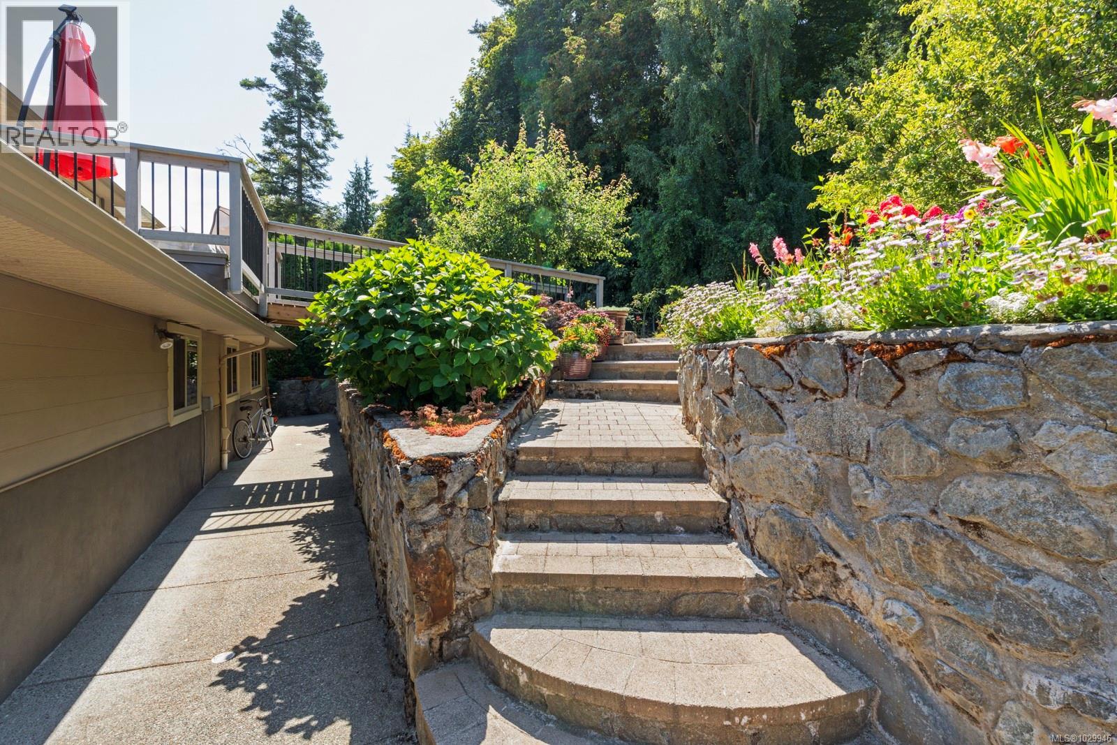  7012 Island View Place, Central Saanich