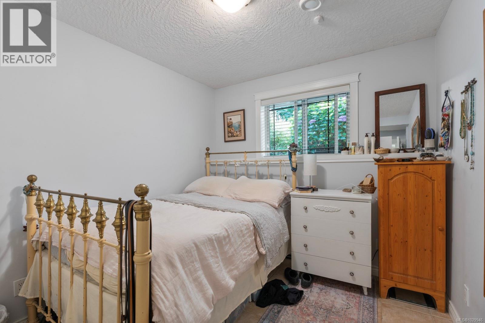  7012 Island View Place, Central Saanich