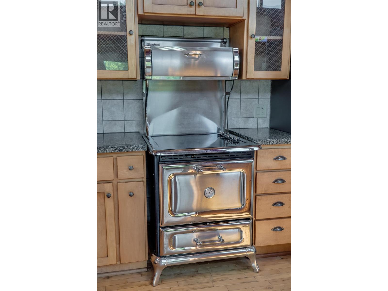  130 8th Street North, Kaslo