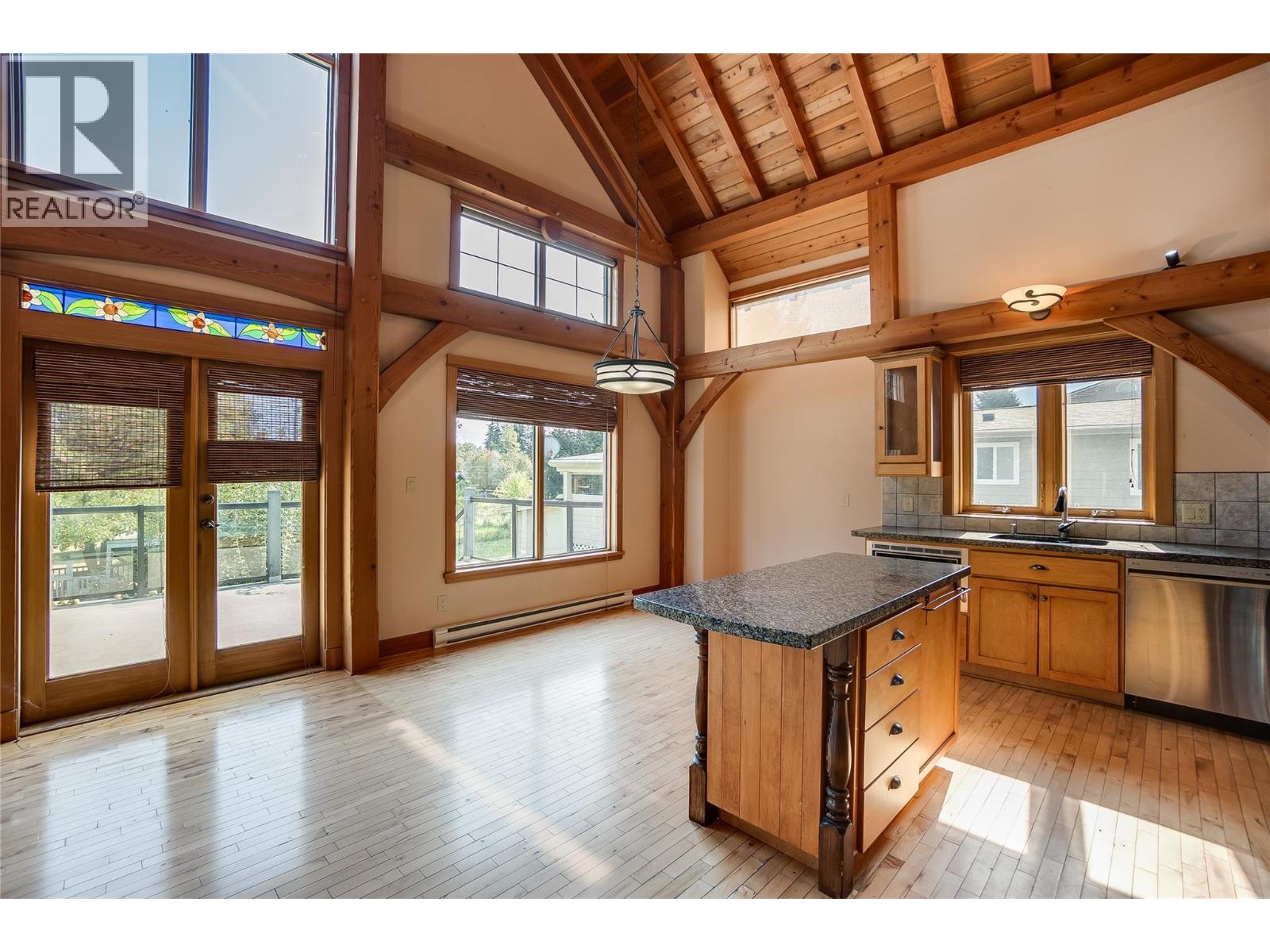  130 8th Street North, Kaslo