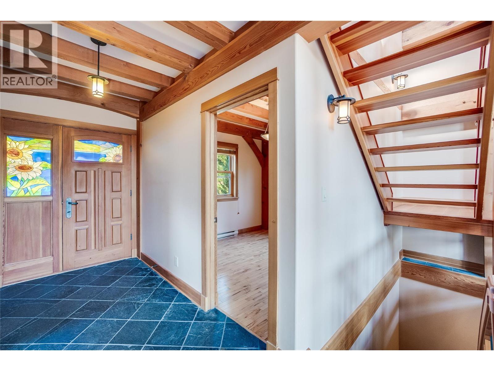  130 8th Street North, Kaslo