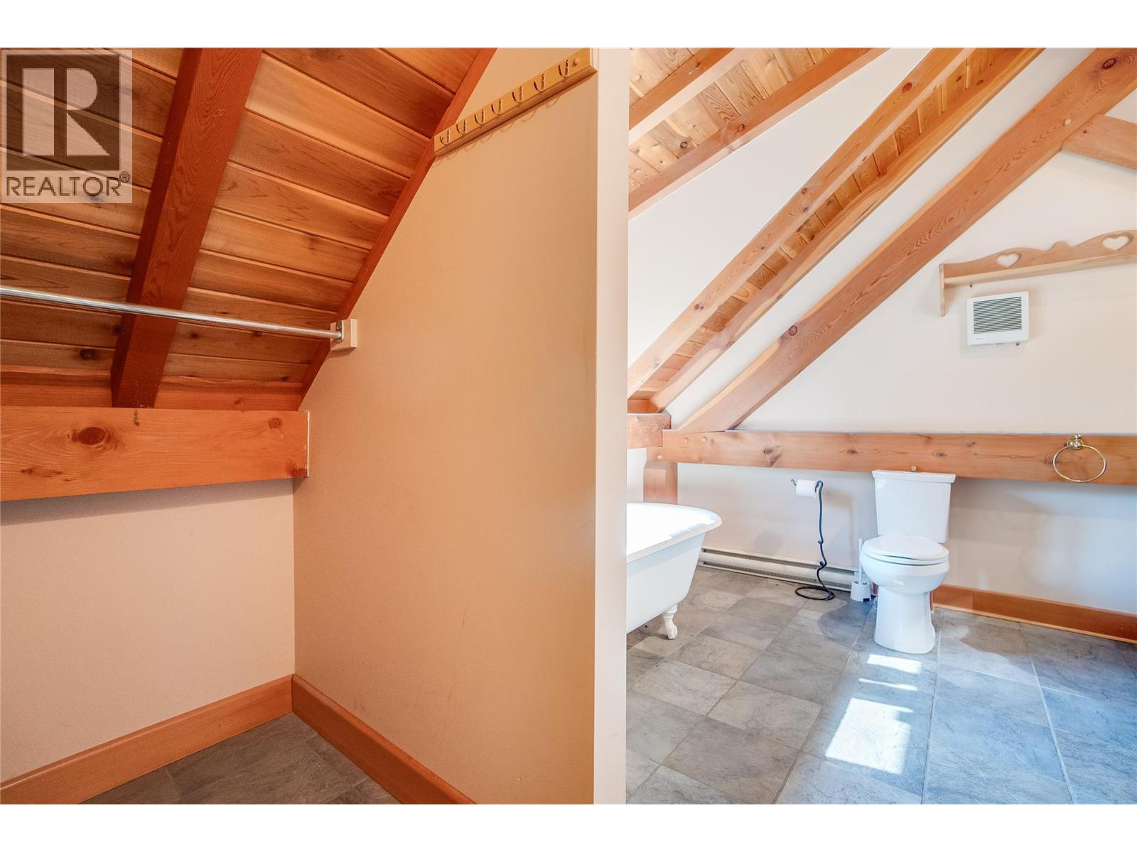  130 8th Street North, Kaslo