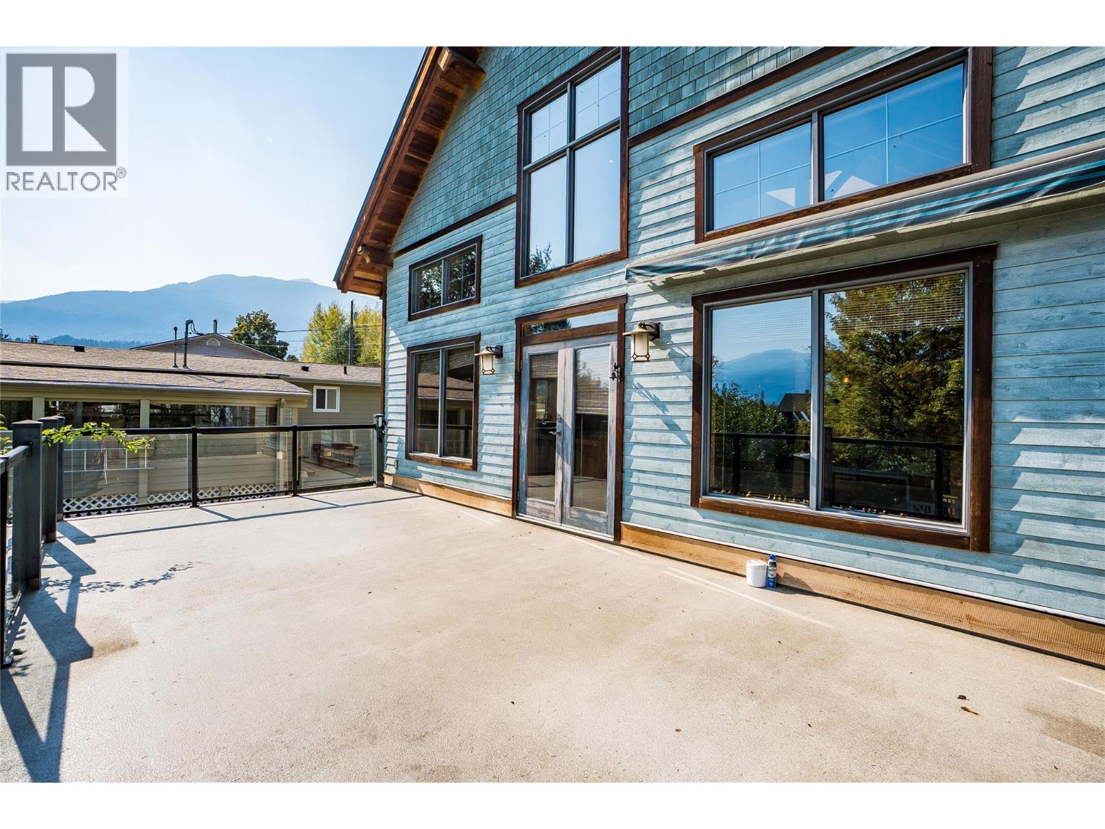  130 8th Street North, Kaslo