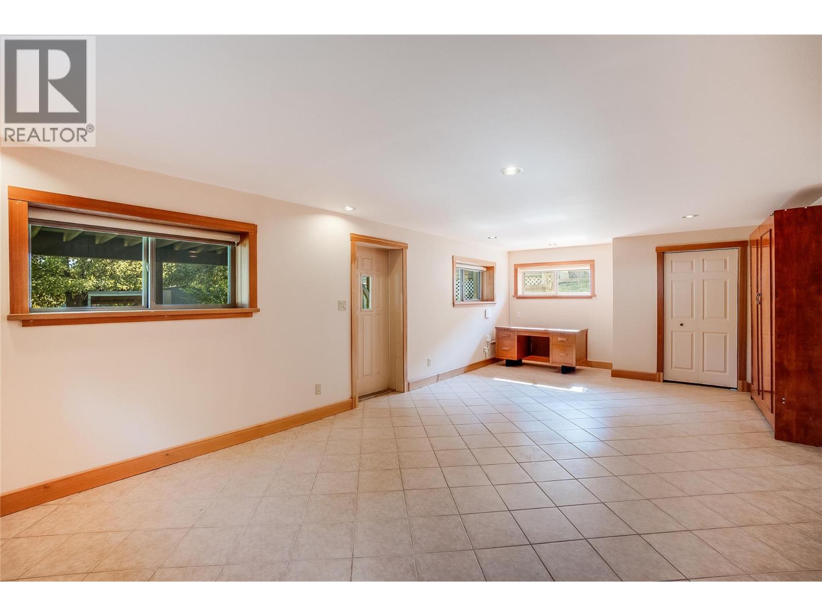  130 8th Street North, Kaslo