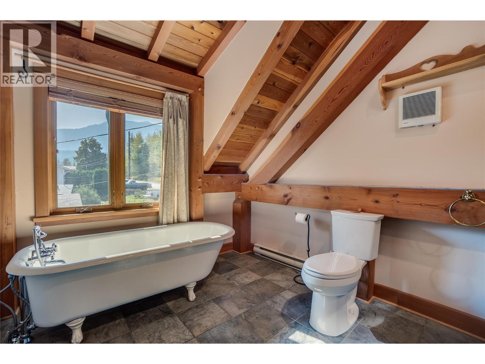  130 8th Street North, Kaslo