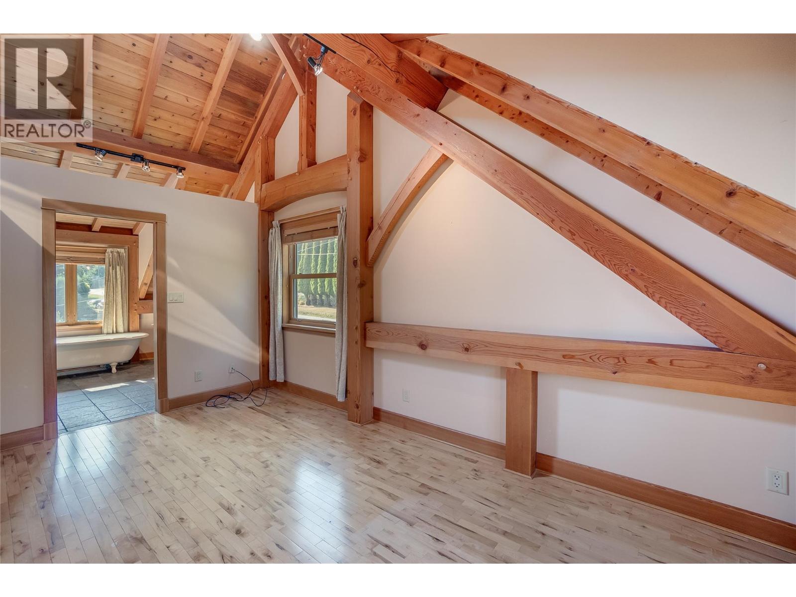  130 8th Street North, Kaslo