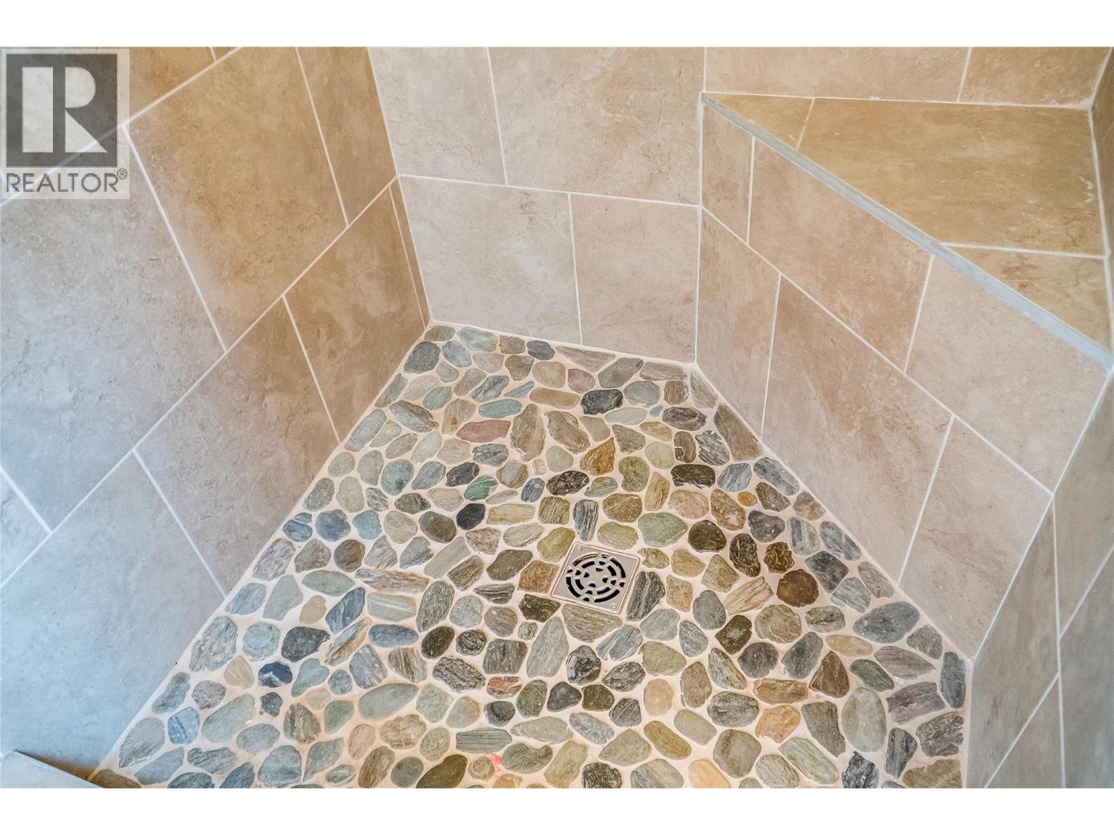  130 8th Street North, Kaslo