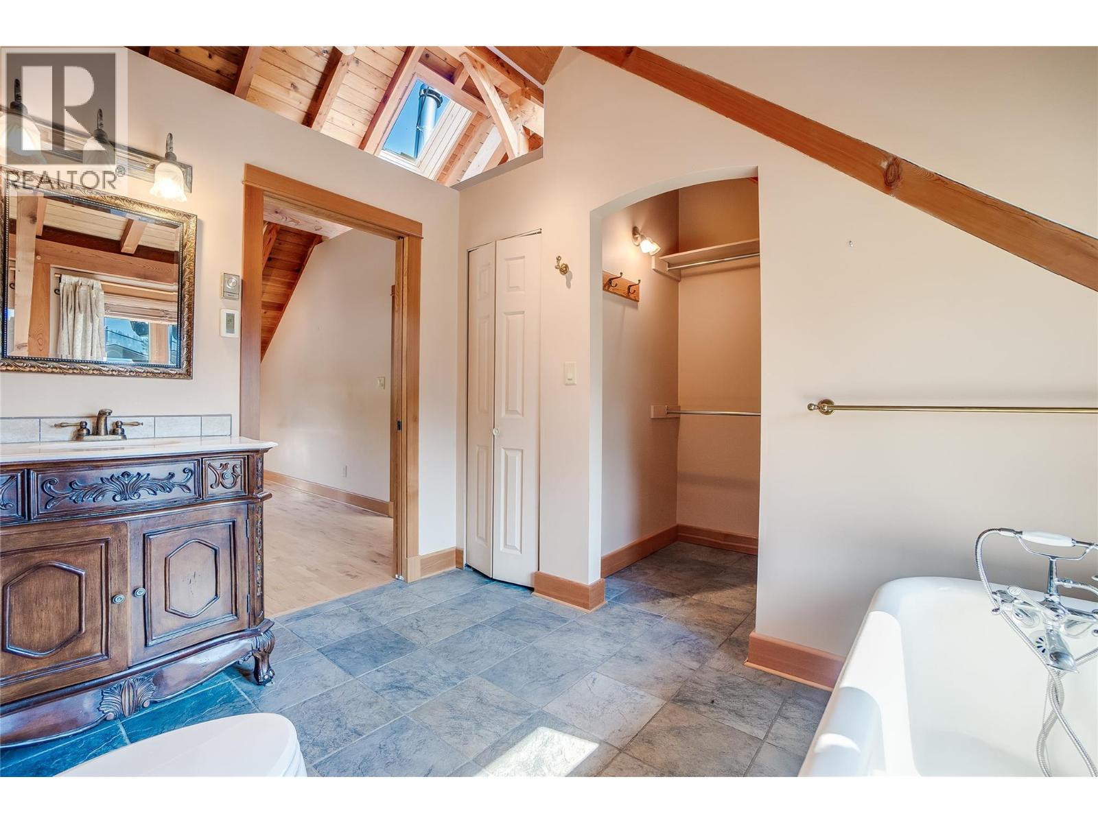  130 8th Street North, Kaslo