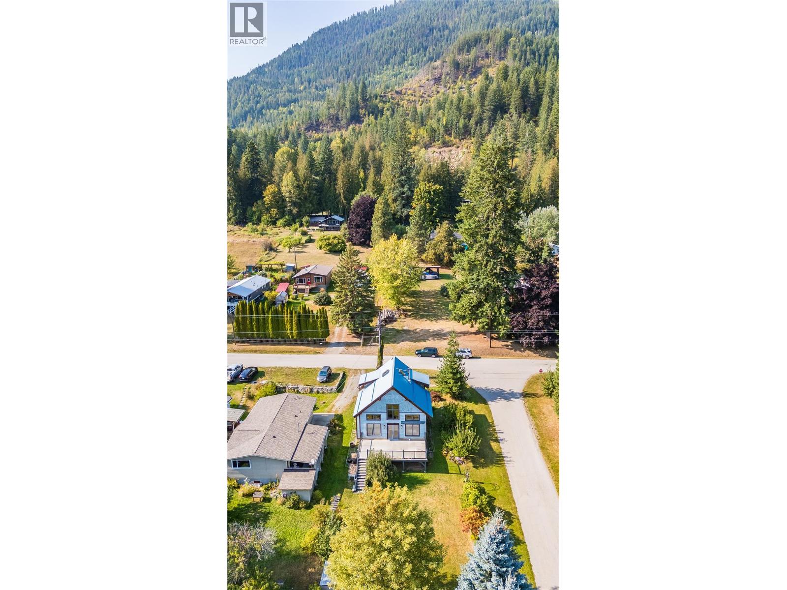  130 8th Street North, Kaslo