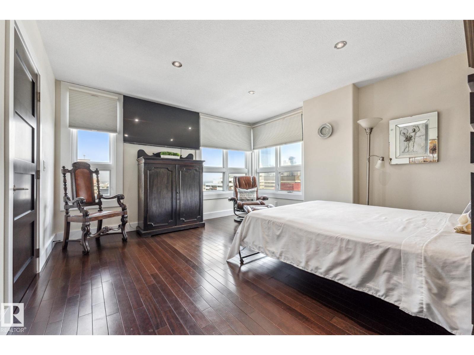 #PH04/1804 9939 109 ST NW - 32