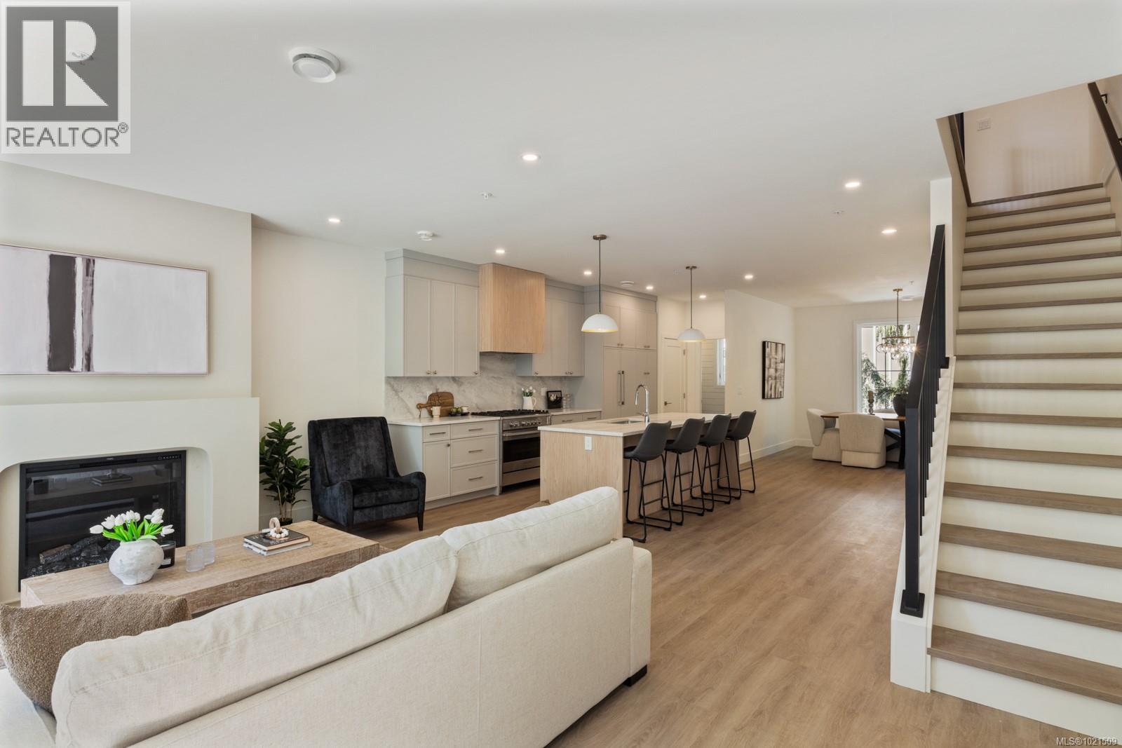 #108 2770 VANTILBURG CRES - 4