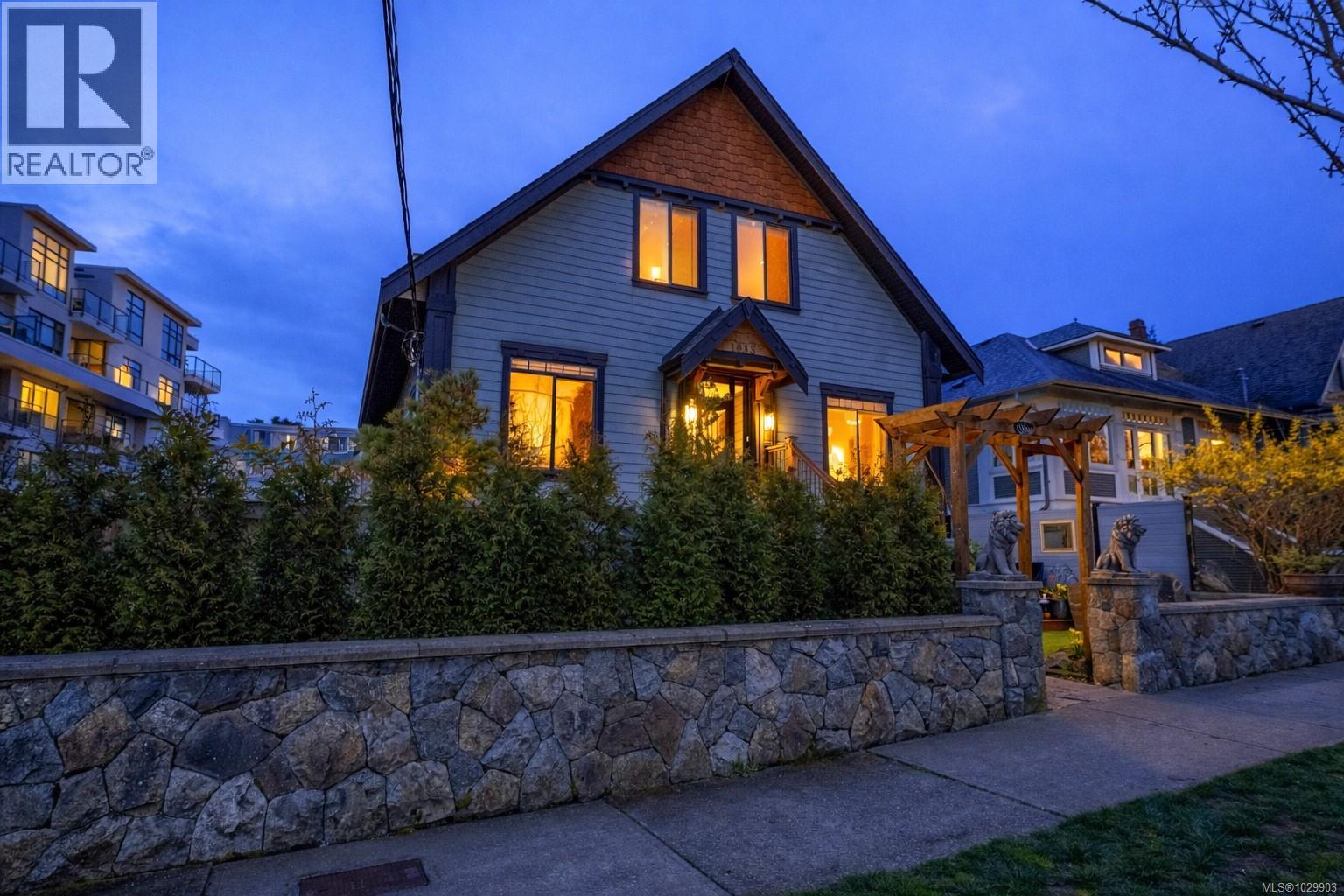 #4 1035 OLIPHANT AVE - 30