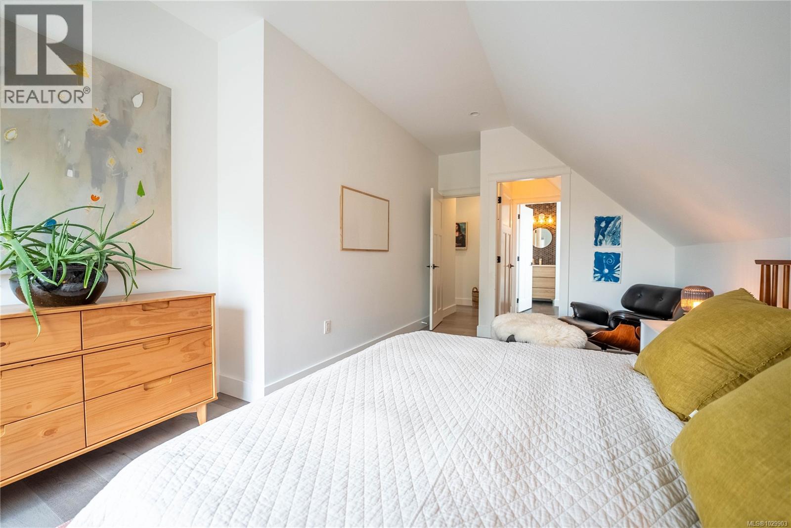 #4 1035 OLIPHANT AVE - 14