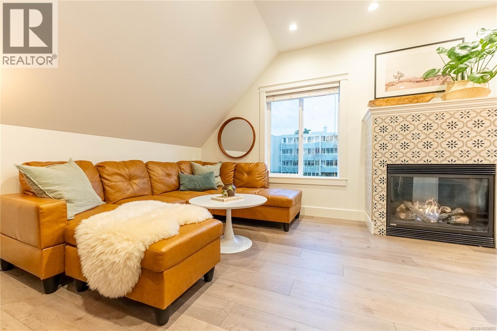 #4 1035 OLIPHANT AVE - 4